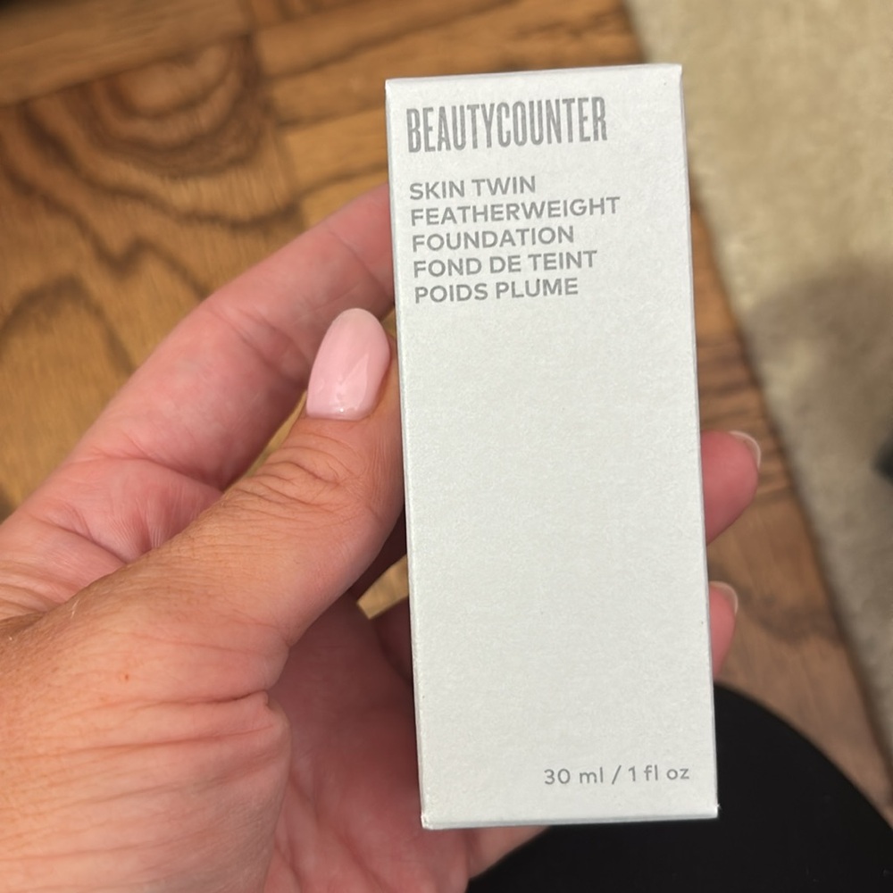 Light 230 💖 BEAUTYCOUNTER 💖 Skin Twin Foundation